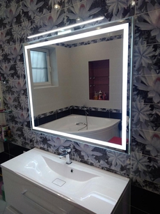 Ванная комната. Зеркало влагостойкое с включенной подсветкой