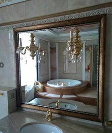 Зеркало в багете в ванной комнате