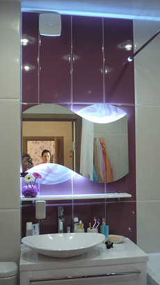 Ванная комната. Зеркало влагостойкое с подсветкой. Вставки – витражное стекло