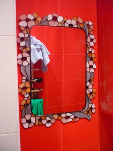 Ванная комната. Фигурное зеркало. Рама - витраж Тиффани
