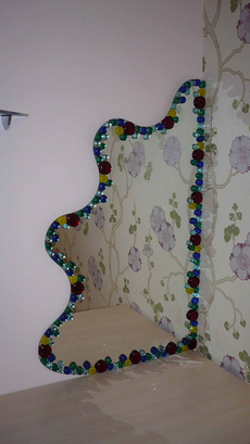 Детская комната. Зеркало, украшенное по периметру цветными стеклянными каплями (УФ-склейка)