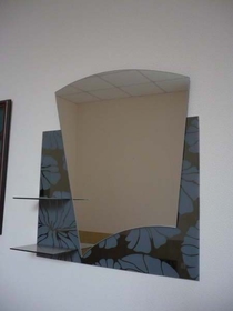 Комбинированное зеркало со стеклянными полочками