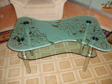 Журнальный стол с двумя фигурными столешницами на хромированных трубах